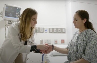 Кодирование Аквилонг в Канаше Врач держит пациентку за руку