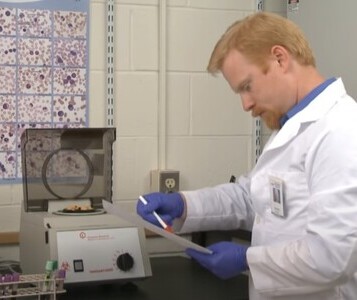 Клиника лечения наркозависимости в Канаше Врач в кабинете клиники