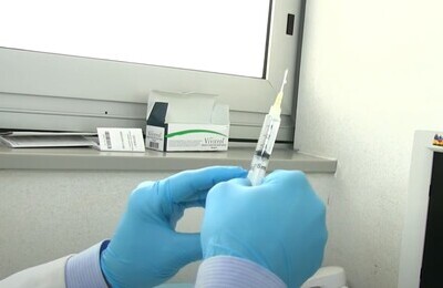 Проведение кодирования Вивитролом в Канаше Шприц с Вивитролом в руках у врача